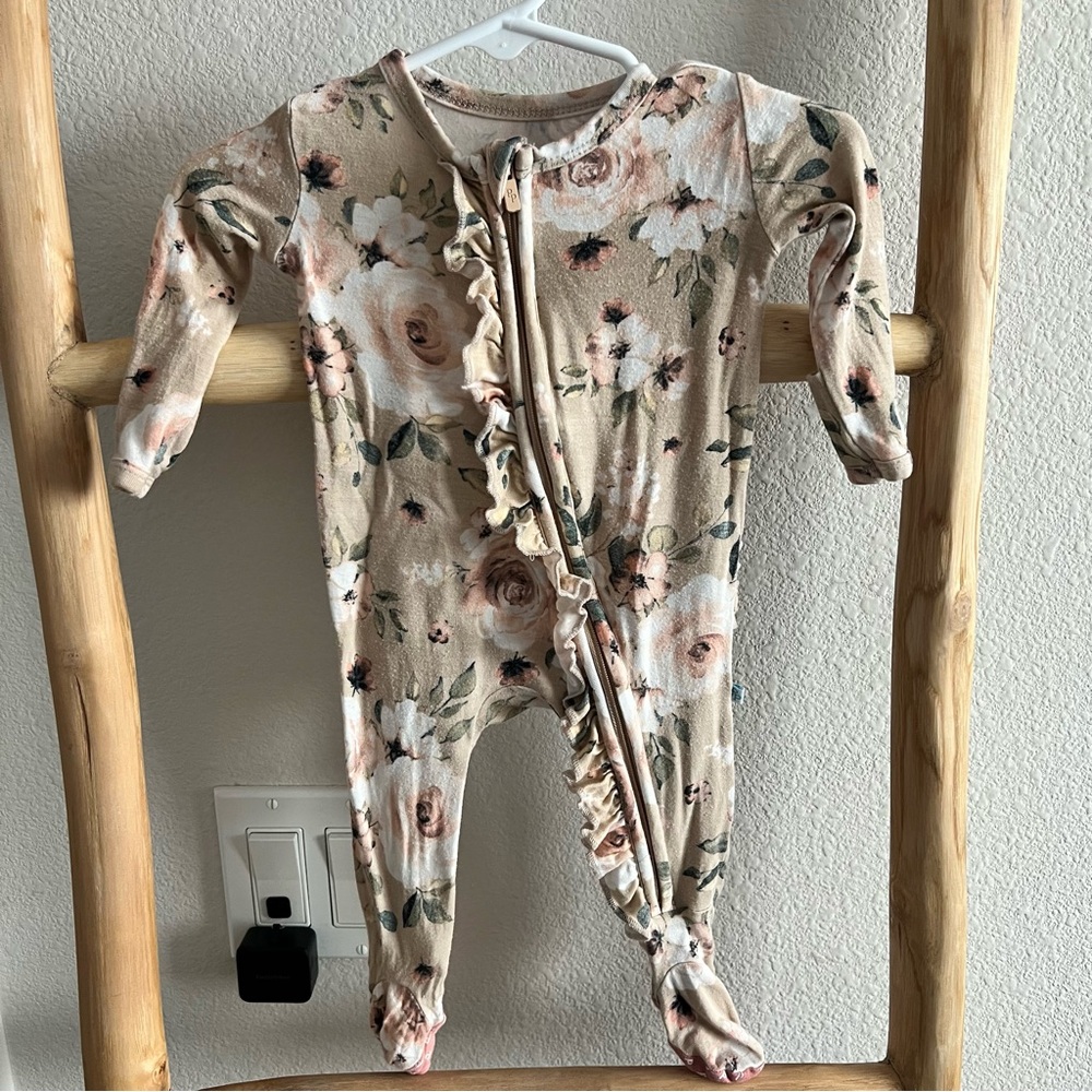 Posh Peanut Tan Floral Footie